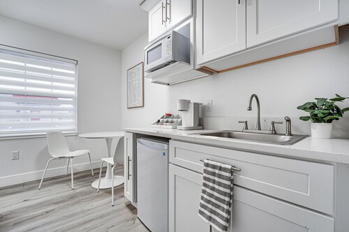 Walk to Main Ave & Soap Lake! Pet-friendly Studio