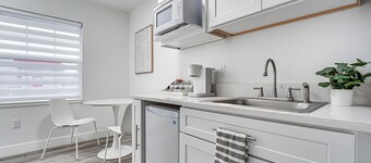 Walk to Main Ave & Soap Lake! Pet-friendly Studio