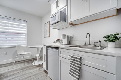 步行至主大道及肥皂湖！寵物友善的單間公寓  