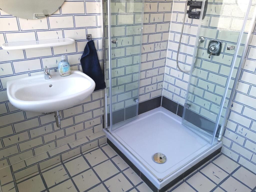 Dusche, Handtücher, Seife, Toilettenpapier