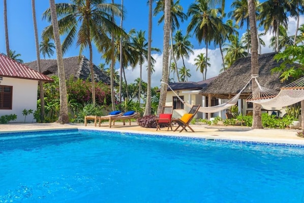 Una piscina al aire libre
