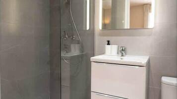 Douche, sĂšche-cheveux, shampoing