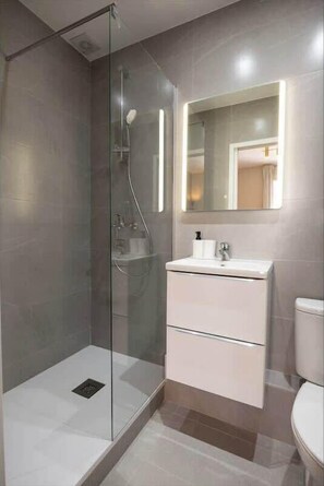 Shower, hair dryer, shampoo - Cocon Climatisé aux Portes de Paris (Le Pré-Saint-Gervais)