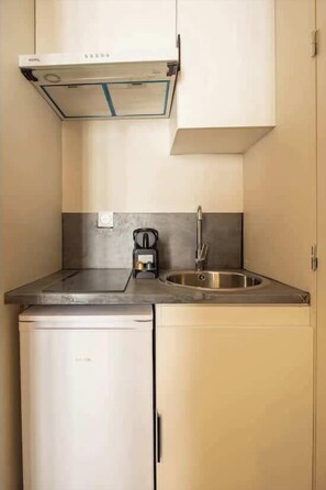 Fridge, coffee/tea maker, electric kettle, toaster - Cocon Climatisé aux Portes de Paris (Le Pré-Saint-Gervais)