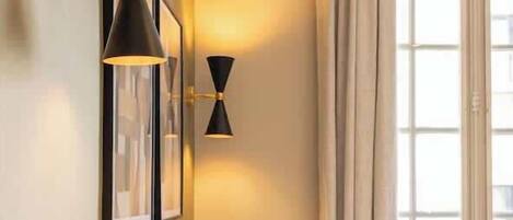 Een strijkplank/strijkijzer, wifi, beddengoed