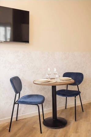 Dining - Studio Climatisé & Équipé – 20 min de Paris Centre (Le Pré-Saint-Gervais)