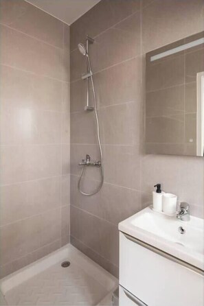 Shower, hair dryer, shampoo - Studio Climatisé & Équipé – 20 min de Paris Centre (Le Pré-Saint-Gervais)