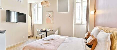 Een strijkplank/strijkijzer, wifi, beddengoed