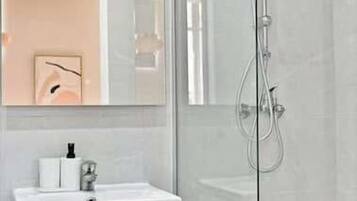 Douche, sĂšche-cheveux, shampoing