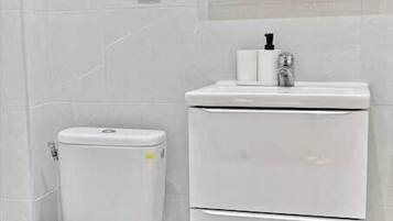 Douche, sĂšche-cheveux, shampoing