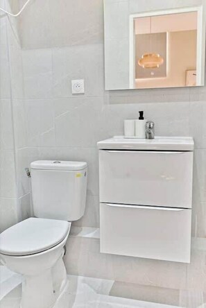 Shower, hair dryer, shampoo - Studio 15m² Climatisé – Le Pré-Saint-Gervais (Le Pré-Saint-Gervais)