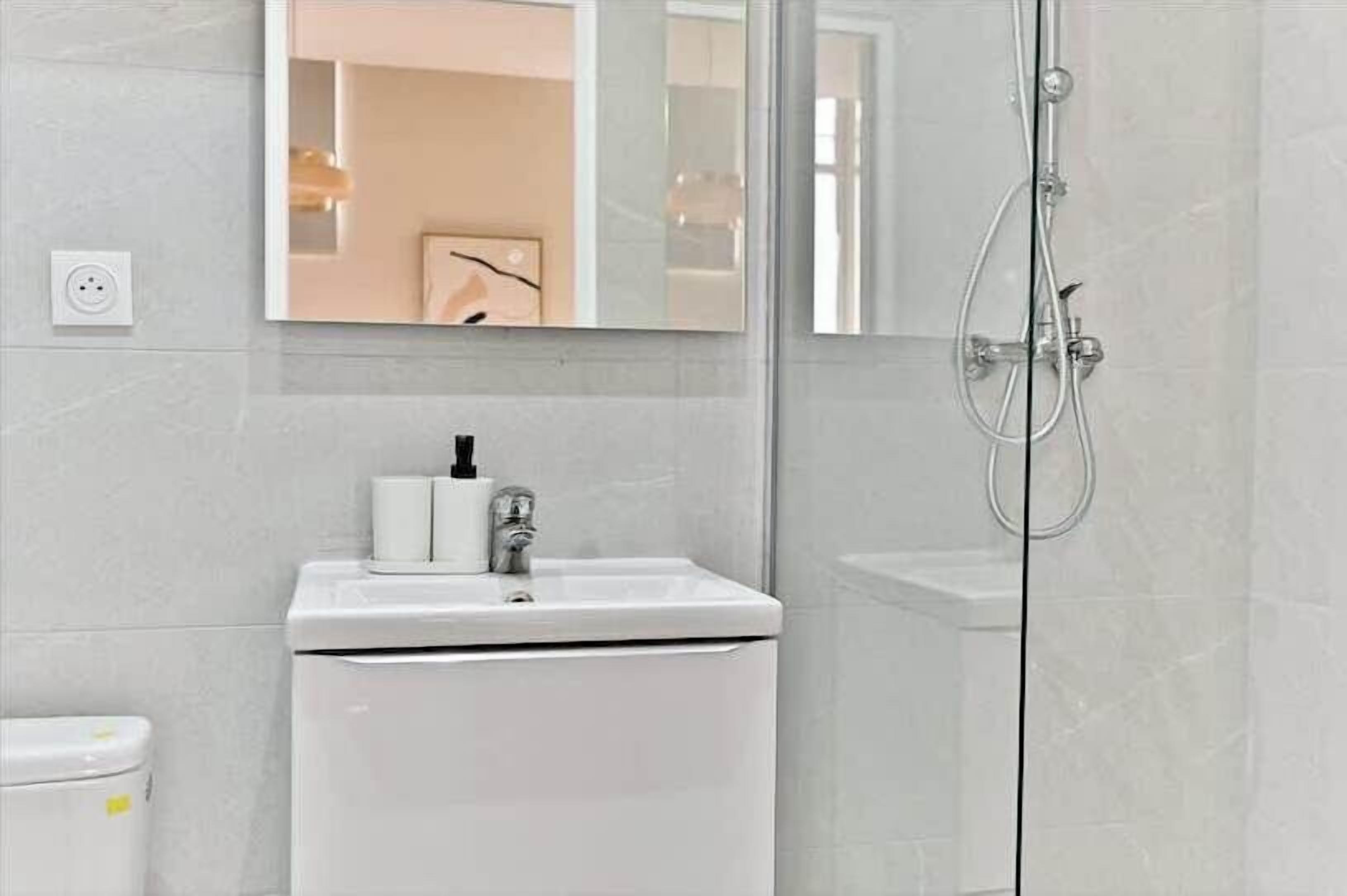 Douche, sèche-cheveux, shampoing