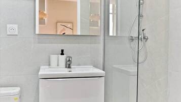 Douche, sĂšche-cheveux, shampoing