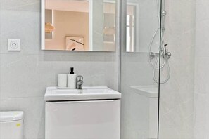 Shower, hair dryer, shampoo - Studio 15m² Climatisé – Le Pré-Saint-Gervais (Le Pré-Saint-Gervais)