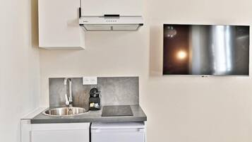 Réfrigérateur, micro-ondes, cafetière/bouilloire, bouilloire électrique