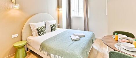 Tabla de planchar con plancha, wifi y ropa de cama