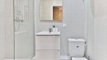 Douche, sĂšche-cheveux, shampoing