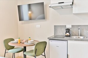 Fridge, coffee/tea maker, electric kettle, toaster - Studio 15m² avec clim – Pratique et fonctionnel (Le Pré-Saint-Gervais)