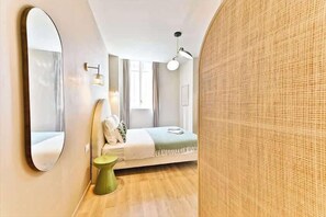 Tabla de planchar con plancha, wifi y ropa de cama 