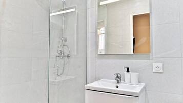 Shower, hair dryer, shampoo