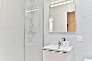 Shower, hair dryer, shampoo - Studio 15m² avec clim – Pratique et fonctionnel (Le Pré-Saint-Gervais)
