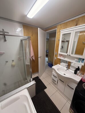 Dusch, hårtork, handdukar och tvål