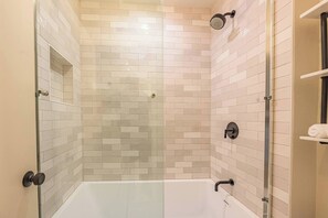 Douche, sèche-cheveux, serviettes fournies