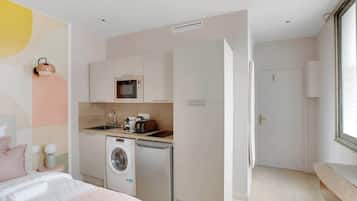 Iron/ironing board, WiFi, bed sheets