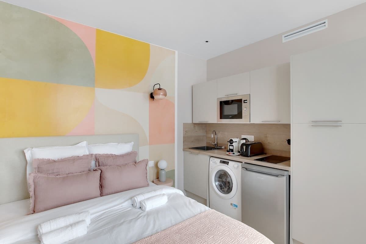 Iron/ironing board, WiFi, bed sheets