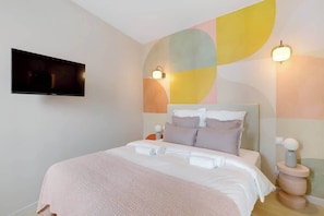 Een strijkplank/strijkijzer, wifi, beddengoed