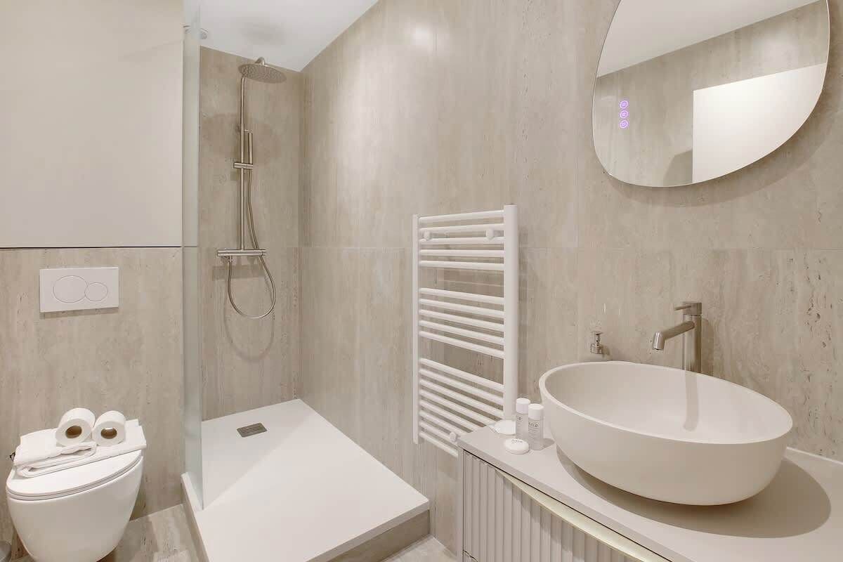 Shower, hair dryer, towels, shampoo