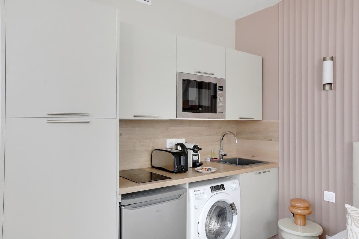 Fridge, microwave, stovetop, coffee/tea maker