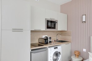 Fridge, microwave, stovetop, coffee/tea maker - Cocon climatisé confortable – Neuilly (Neuilly-sur-Seine)