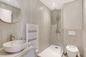 Shower, hair dryer, towels, shampoo - Cocon climatisé confortable – Neuilly (Neuilly-sur-Seine)