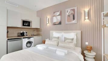 Iron/ironing board, WiFi, bed sheets