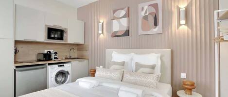 Iron/ironing board, WiFi, bed sheets