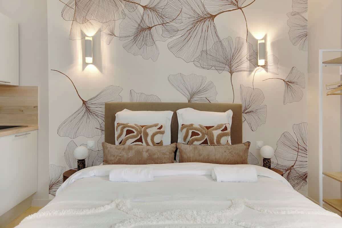 Tabla de planchar con plancha, wifi y ropa de cama 
