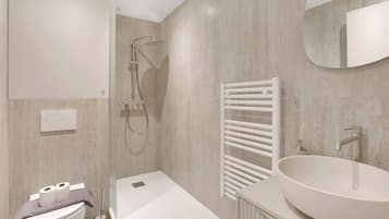 Douche, sĂšche-cheveux, serviettes fournies, shampoing