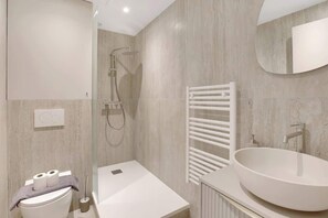 Douche, sèche-cheveux, serviettes fournies, shampoing