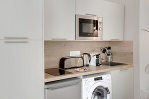 Réfrigérateur, micro-ondes, plaque de cuisson, cafetière/bouilloire