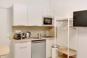 Réfrigérateur, micro-ondes, plaque de cuisson, cafetière/bouilloire