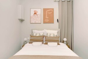 Een strijkplank/strijkijzer, wifi, beddengoed