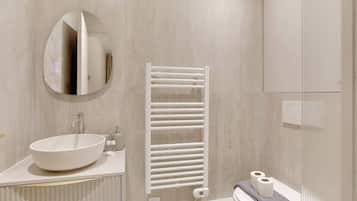 Douche, sĂšche-cheveux, serviettes fournies, shampoing