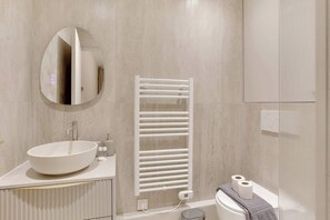 Douche, sèche-cheveux, serviettes fournies, shampoing