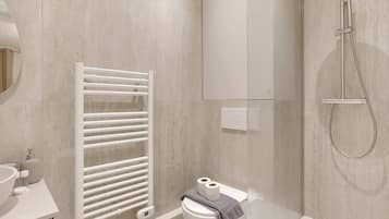 Douche, sĂšche-cheveux, serviettes fournies, shampoing