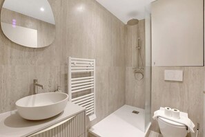 Shower, hair dryer, towels, shampoo - Havre climatisé au cœur de Neuilly (Neuilly-sur-Seine)