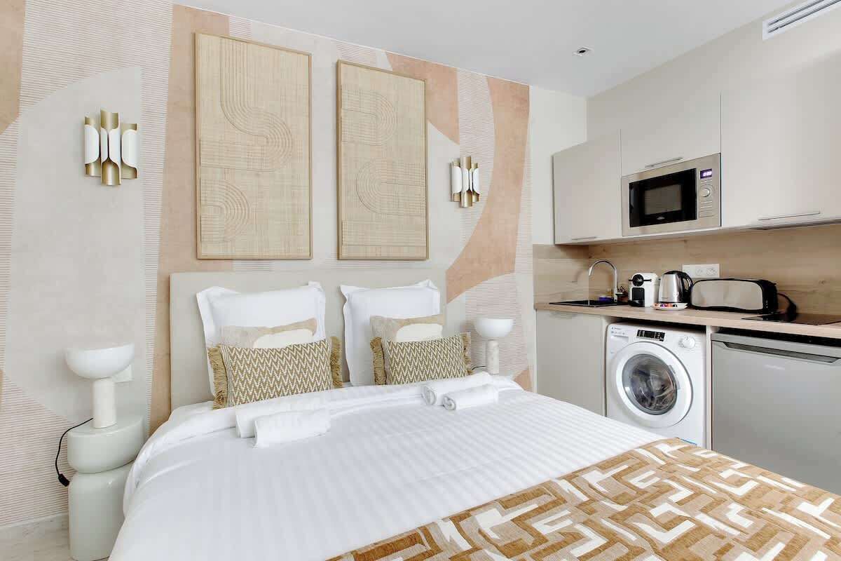 Silitysrauta/-lauta, Wi-Fi, vuodevaatteet