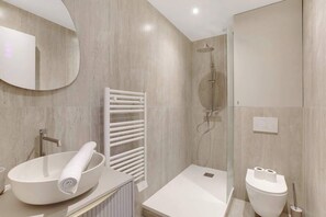 Shower, hair dryer, towels, shampoo - Studio climatisé raffiné – Neuilly (Neuilly-sur-Seine)