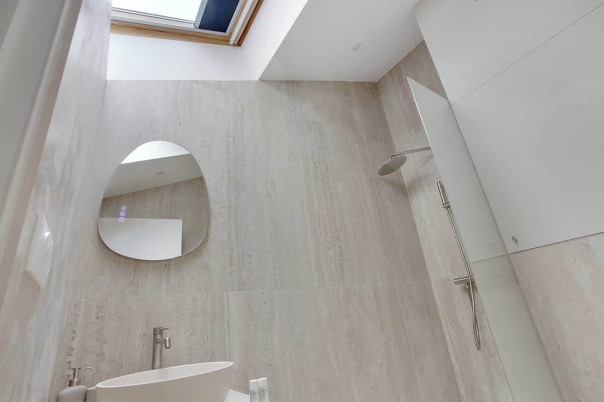 Douche, sèche-cheveux, serviettes fournies, shampoing