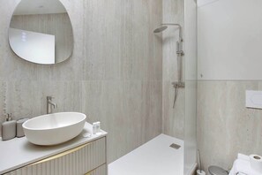 Douche, sèche-cheveux, serviettes fournies, shampoing